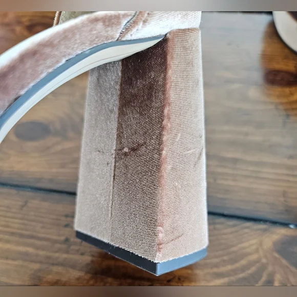 Dolce Vita Women's Tan Velvet Heels/Sandals W/floral Petal Detail Size 8 NWOB - Picture 9 of 11